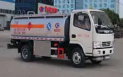 东风小多利卡5吨油罐车
