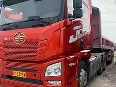 国五解放JH6 牵引车550马力带8.5米一体挂