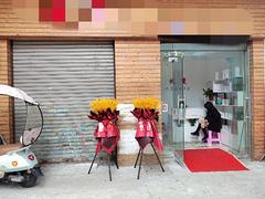 临街经营中美容院转让，新装修租金便宜，设备齐全接手可盈利