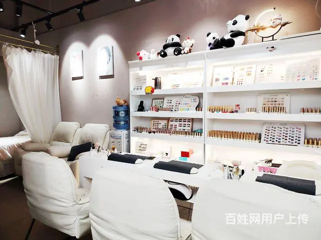 成都春熙路太古里临街商铺直租，5900/月30平，无杂费的图片