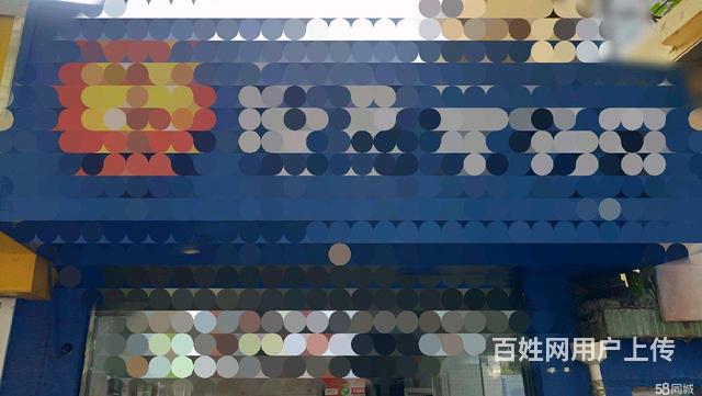繁花热闹临街的图片