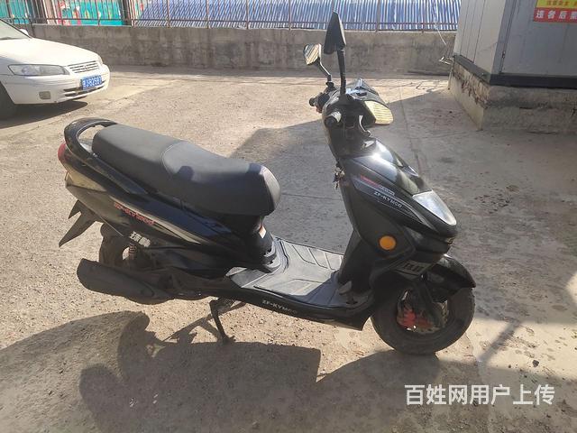 踏板摩托车的图片