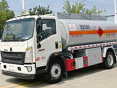 重汽豪沃满载八吨油罐车 手续齐全 包上户 包送到