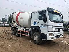 大12方二手豪沃搅拌车 后八轮 国四 340马力