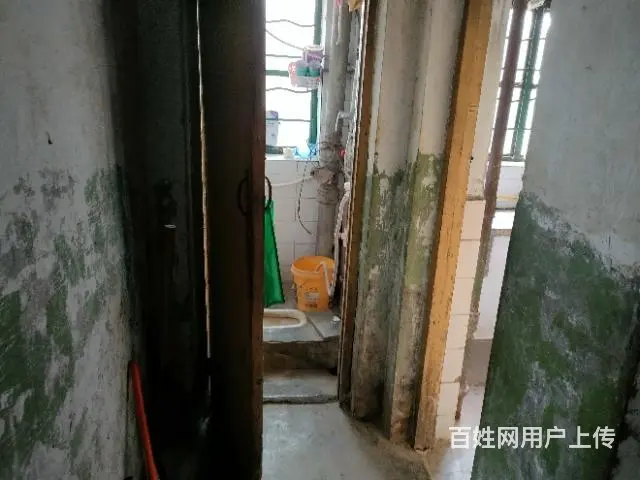 鹤山一楼，三室一厅，有天燃气。证件齐全。的图片
