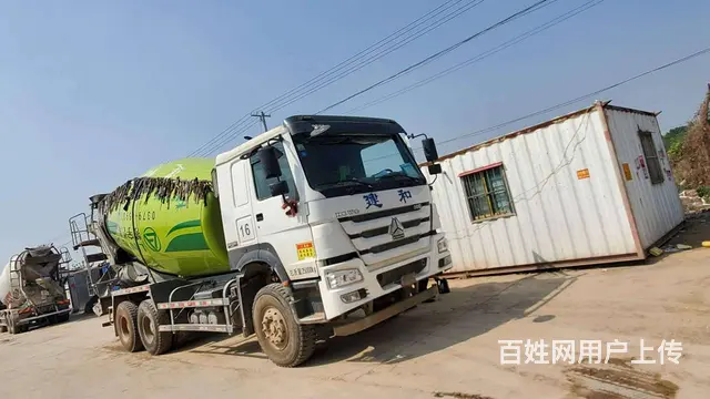 18年二手豪沃搅拌车 大14方380马力 后八轮的图片