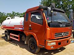 {厂家特价出售吸粪车}，三轮吸粪车，5吨吸粪车