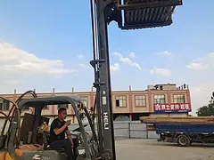 叉车一直在使用。现在改行了，用不着