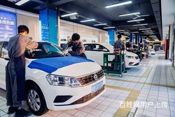 万通汽车学校的毕业生上岗前就业指导老师进行一对一指的图片