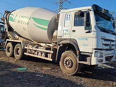 低价转17年豪沃搅拌车 大14方 精品车况