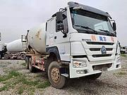 濮阳17年二手豪沃搅拌车 大14方 后八轮搅拌车