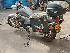 国宾，用的摩托车