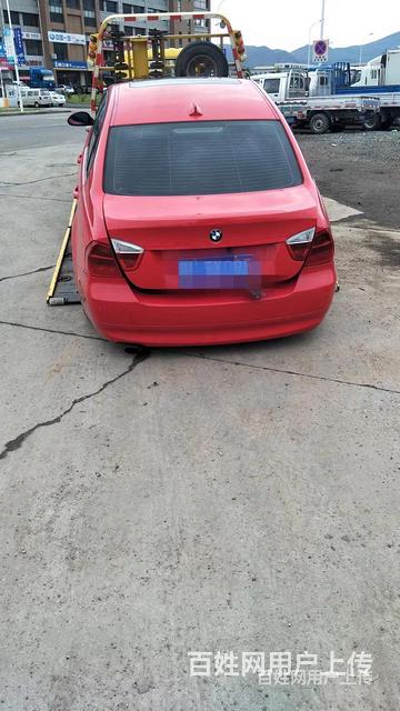 新干道路救援拖车搭电换胎困境吊车车辆救援的图片