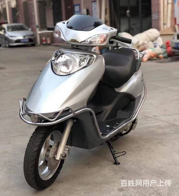 实体店出售二手摩托车、踏板车、街车、太子车、复古车的图片