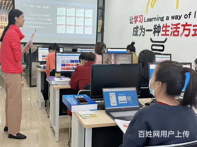 南安水头交警队电脑办公！的图片