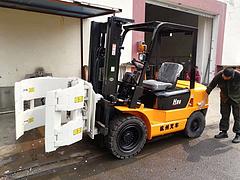 二手丰田堆高叉车（合力2吨电动仓储叉车9成新）