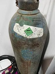 出售一套自用气割设备，氧气瓶，割枪，气带，价格面议