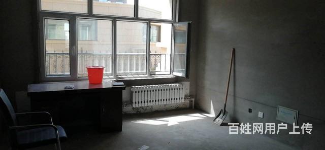 河东机场路远山红郡一楼带小院地下车位整体出售 毛坯房的图片
