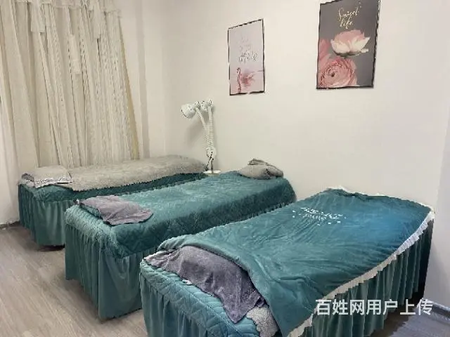 火车南站临街店铺的图片