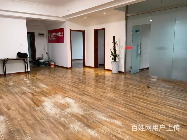 人流大，交通便利，吴悦广场楼上，紧靠电梯，上下方便。的图片