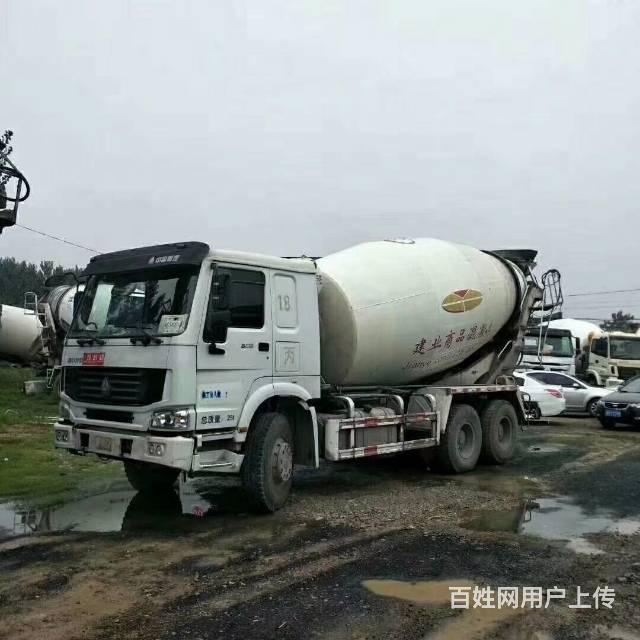 搅拌站倒闭急需低价转让二手混泥土搅拌罐车多台的图片