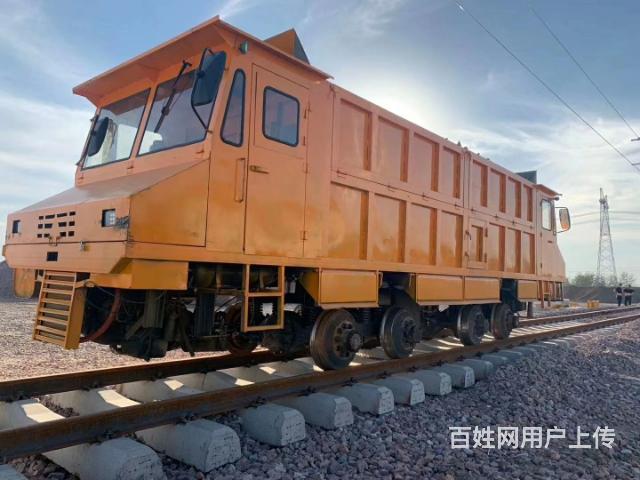 铁路有砟轨道铺设 铁路上砟车 铁路运砟车的图片