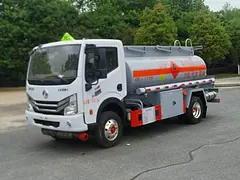 东风多利卡4.5方油罐车 厂家直销 包上牌价格美丽