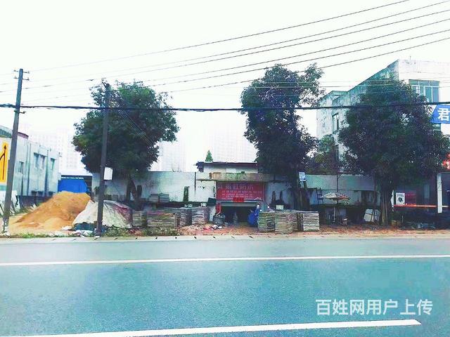 廉价出租！出租临公路2亩地块，路旁已建有一层楼房的图片