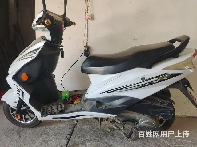 踏板摩托车的图片
