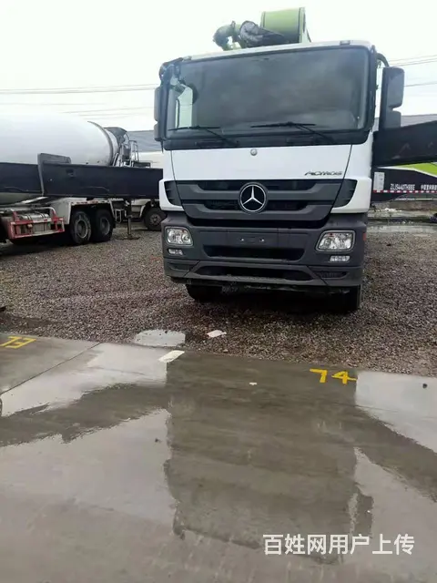 低价出售国五二手奔驰牌泵车，臂长53米，中联上装，的图片