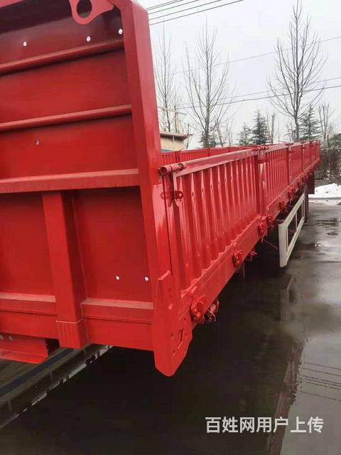 厂家直售定制13米标箱侧翻半挂车 轻型设计三包轮胎的图片