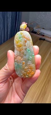 俏色巧雕翡翠财神爷