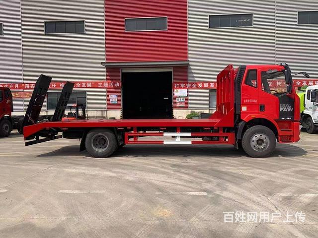 拉15吨挖掘机 单桥平板拖车 黄牌解放东风拖板车的图片