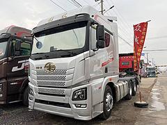 出售22年解放JH6牵引车560匹手动挡带液缓国6