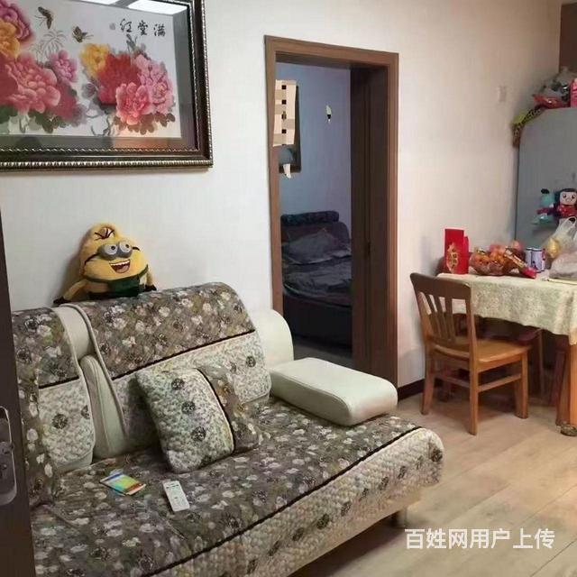 凌河现代城4楼63平两室一厅，精装修.空调，冰箱，洗衣机，热的图片