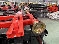 程力勾臂垃圾车 大运蓝牌7方钩臂垃圾车建筑垃圾清运