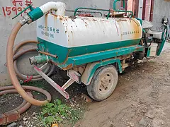 吸粪车