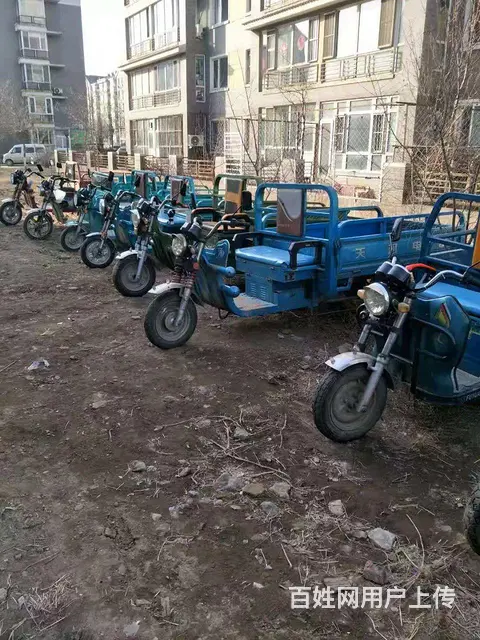 大量二手电动三轮车的图片