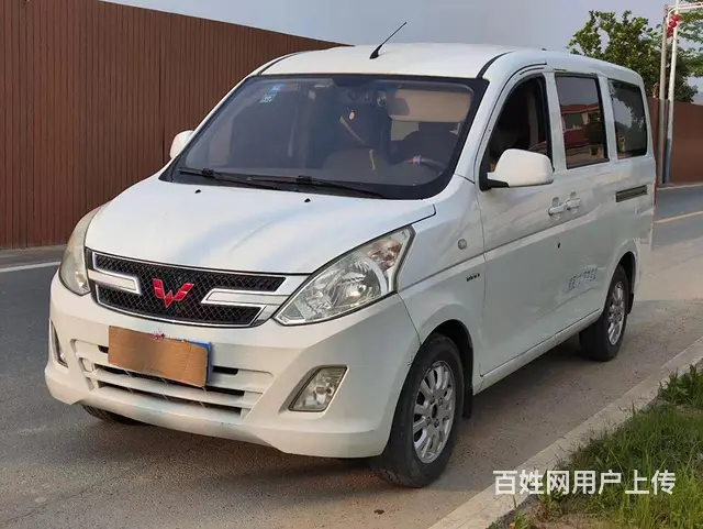 17年上牌五菱荣光V面包车7座的图片