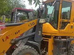 个人一手铲车