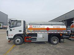 罐车厂家 东风5.2方油罐小型拉油车 工地柴油