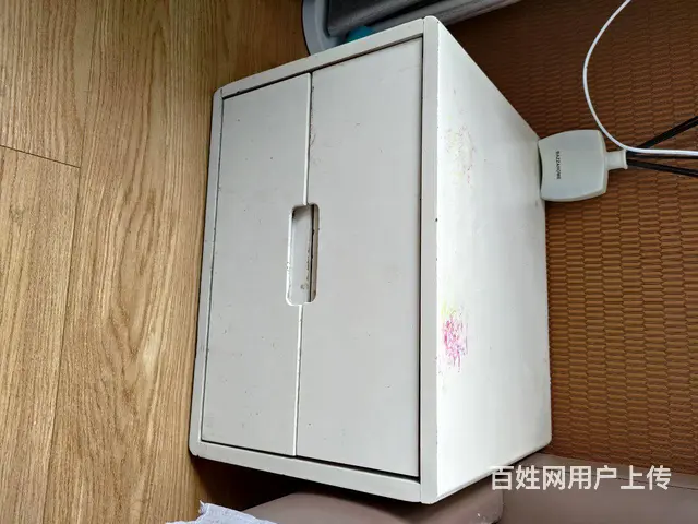 低价诚信出售自用纯实木油漆床头柜拉！ - 图片 1