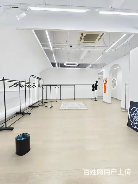 地铁口 实拍 简约白色系 服装展厅 设计 直播 电商办公 - 图片 6