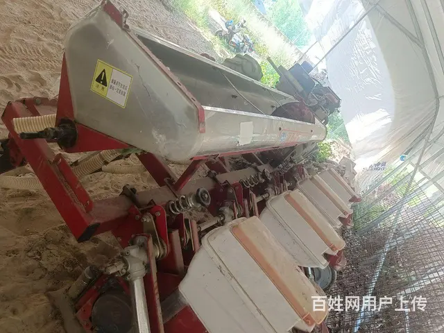 使用几十亩地的四行玉米播种机 - 图片 5
