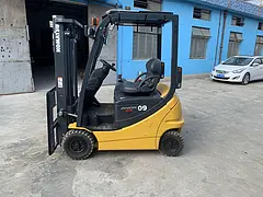 个人小松三支点电动叉车 小体积0.9吨二手叉车