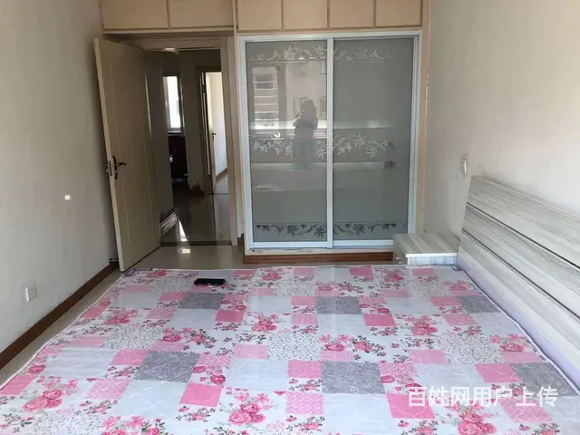 万商国际4楼70平2室1厅，格局好一阴一阳。采光好。床，冰箱 - 图片 1