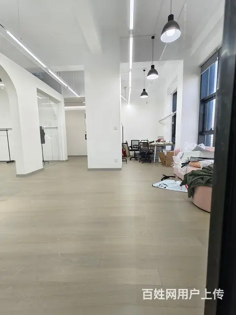 地铁口 实拍 简约白色系 服装展厅 设计 直播 电商办公 - 图片 5