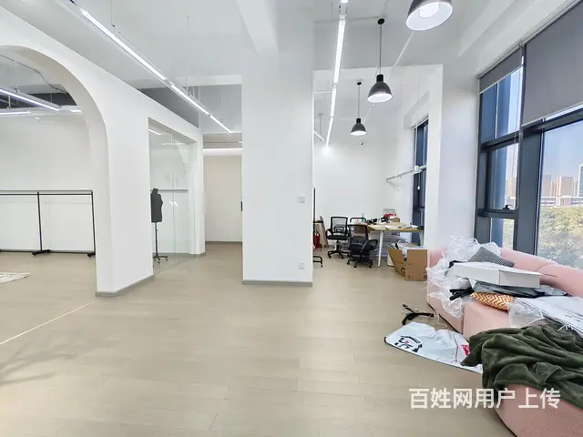 地铁口 实拍 简约白色系 服装展厅 设计 直播 电商办公 - 图片 7