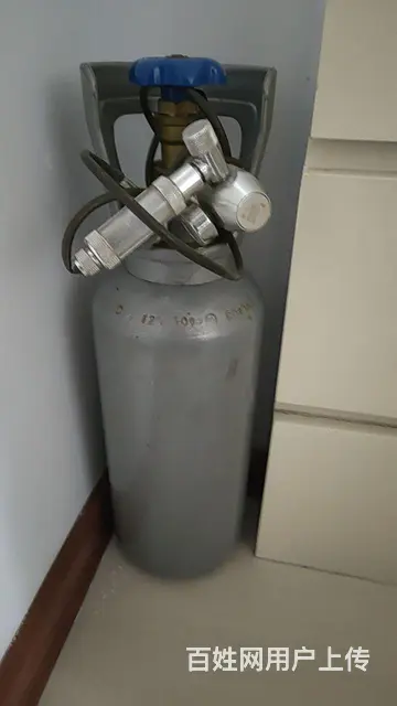 闲置的二手二氧化碳瓶 - 图片