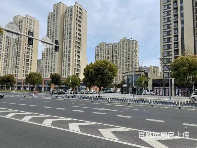 小区大门口，东南北三面朝向，南北通透类独栋花园广场转角商铺 - 图片 5